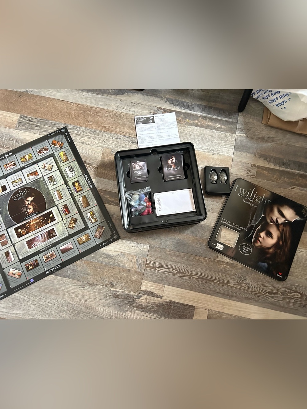 Twilight The Movie Board Game with Collectable Metal Pieces - Picture 2 of 2